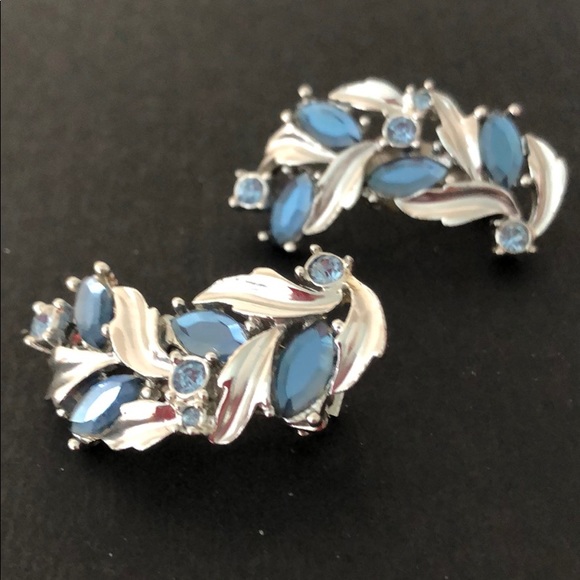 VINTAGE BLUE CRYSTAL GEM SILVER LEAF CLIP EARRINGS - Picture 2 of 8